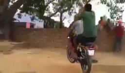 Thanh niên 'chơi trội' với trò xích đu cùng xe máy